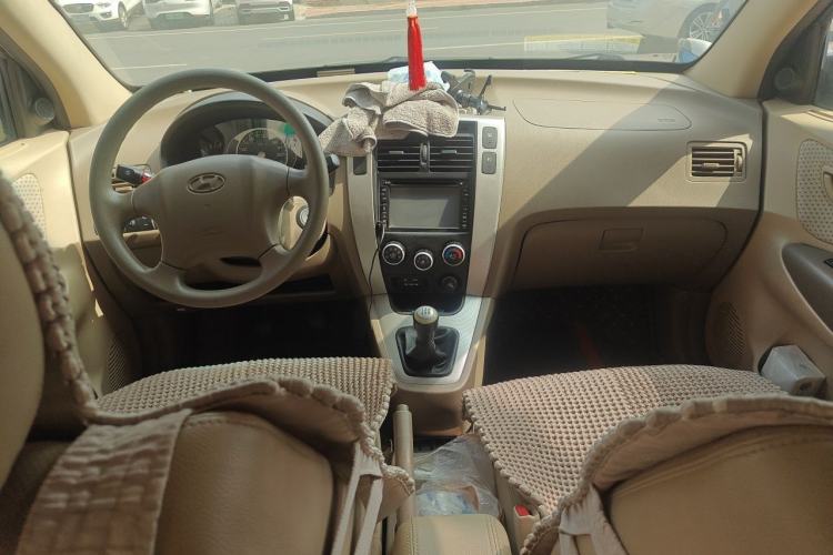 Used Hyundai Tucson 2013 2.0L Manual Two-Wheel Drive Fashion Edition Center Console