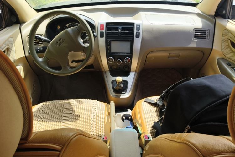 Used Hyundai Tucson 2013 2.0L Manual Two-Wheel Drive Fashion Edition Center Console