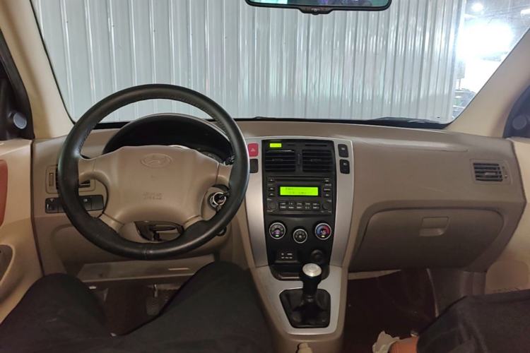 Used Hyundai Tucson 2013 2.0L Manual Two-Wheel Drive Fashion Edition Center Console