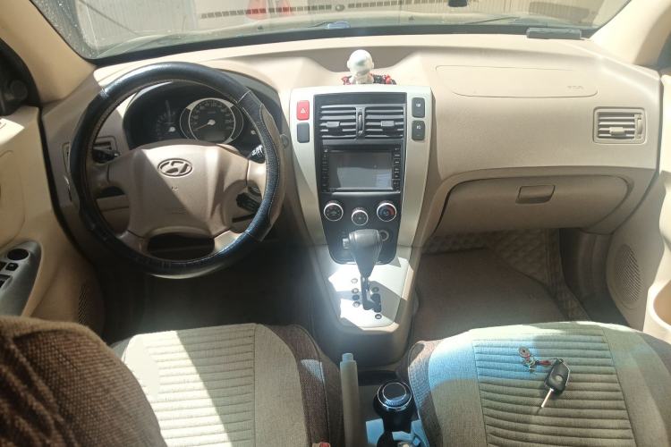 Used Hyundai Tucson 2013 2.0L Automatic Two-Wheel Drive Comfort Version Center Console