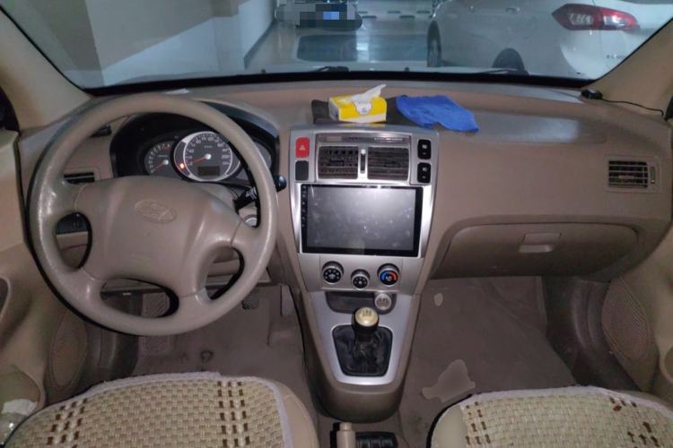 Used Hyundai Tucson 2013 2.0L Manual Two-Wheel Drive Fashion Edition Center Console