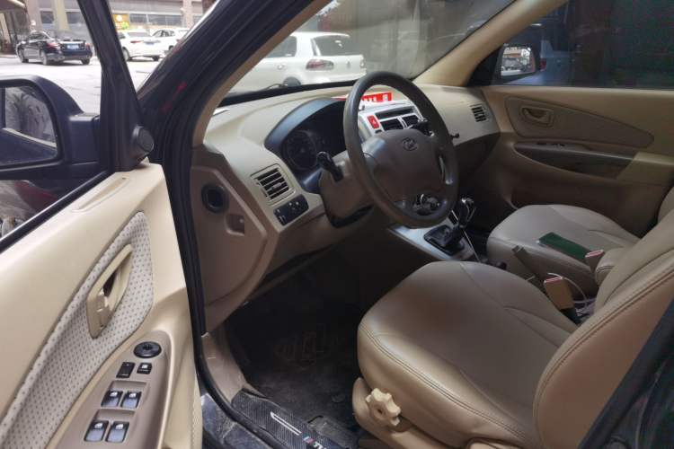 Used Hyundai Tucson 2013 2.0L Manual Two-Wheel Drive Fashion Edition Driver Seat
