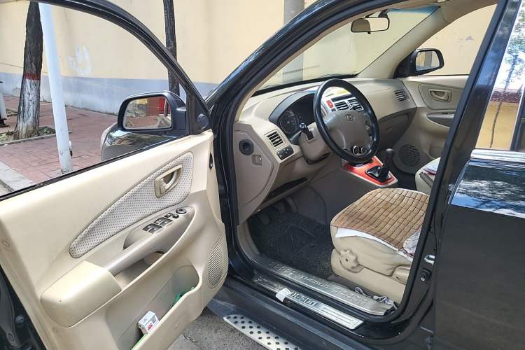 Used Hyundai Tucson 2013 2.0L Manual Two-Wheel Drive Fashion Edition Driver Seat