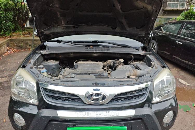 Used Hyundai Tucson 2013 2.0L Manual Two-Wheel Drive Comfort Version Engine Bay