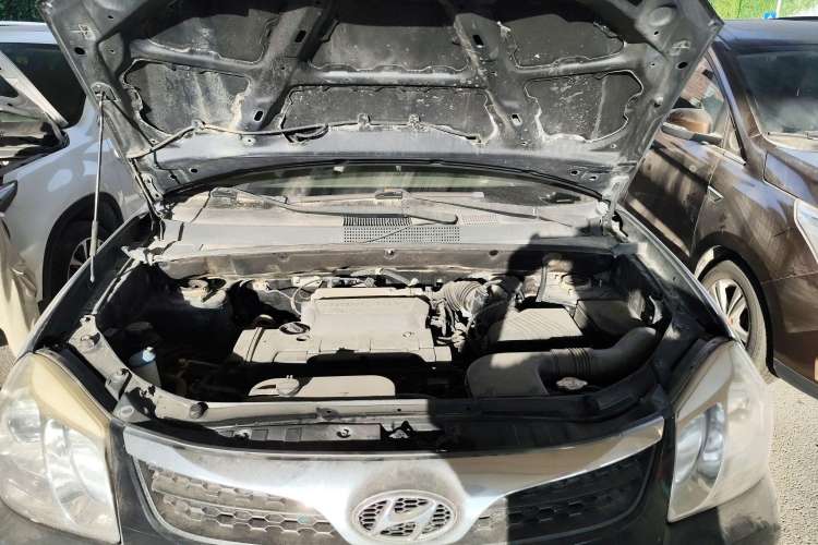 Used Hyundai Tucson 2013 2.0L Automatic Two-Wheel Drive Comfort Version Engine Bay