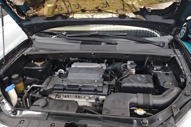 Used Hyundai Tucson 2013 2.0L Manual Two-Wheel Drive Fashion Edition Engine Bay