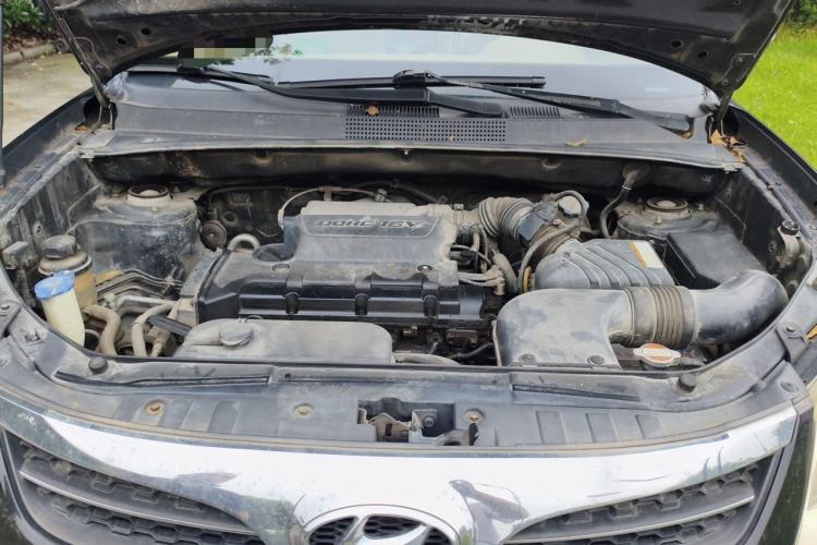 Used Hyundai Tucson 2013 2.0L Manual Two-Wheel Drive Fashion Edition Engine Bay