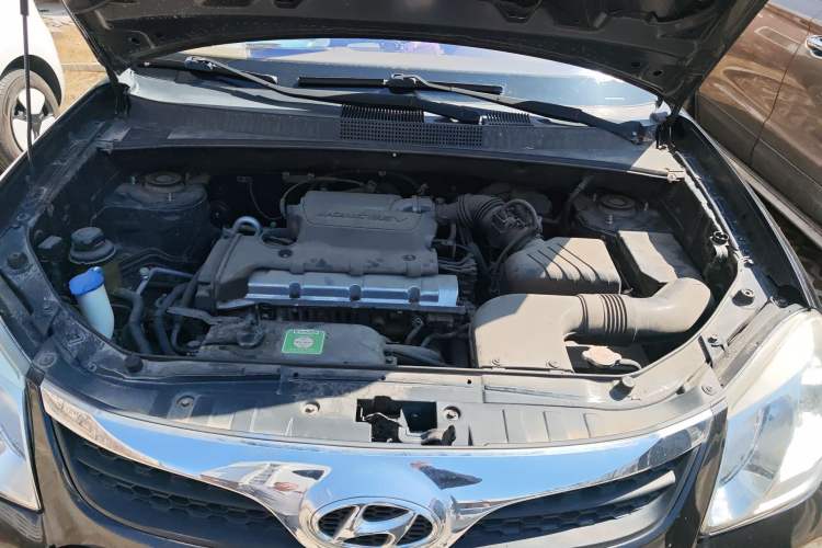 Used Hyundai Tucson 2013 2.0L Manual Two-Wheel Drive Fashion Edition Engine Bay