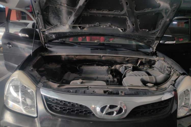 Used Hyundai Tucson 2013 2.0L Manual Two-Wheel Drive Fashion Edition Engine Bay