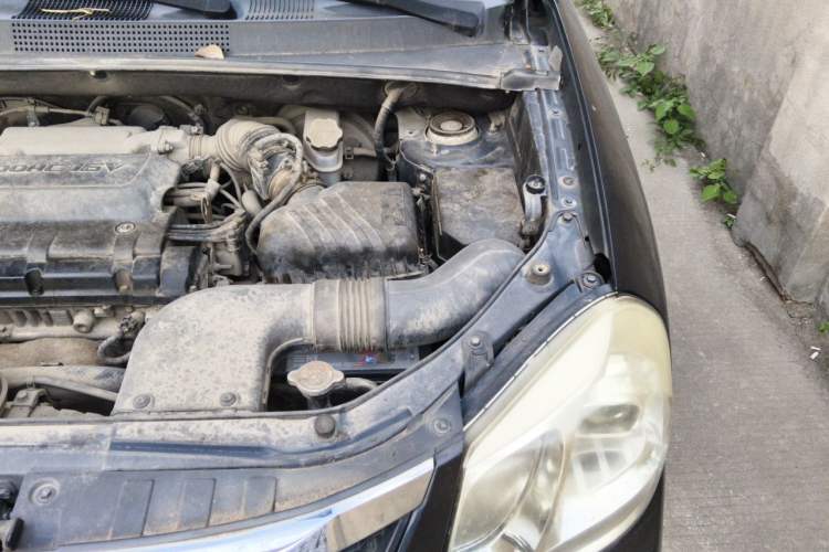 Used Hyundai Tucson 2013 2.0L Manual Two-Wheel Drive Fashion Edition Engine Bay Left