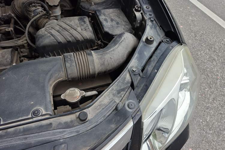 Used Hyundai Tucson 2013 2.0L Manual Two-Wheel Drive Fashion Edition Engine Bay Left