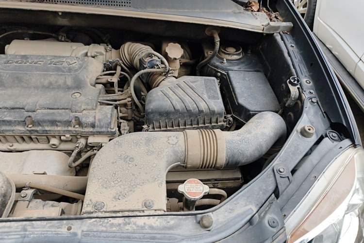 Used Hyundai Tucson 2013 2.0L Manual Two-Wheel Drive Fashion Edition Engine Bay Left