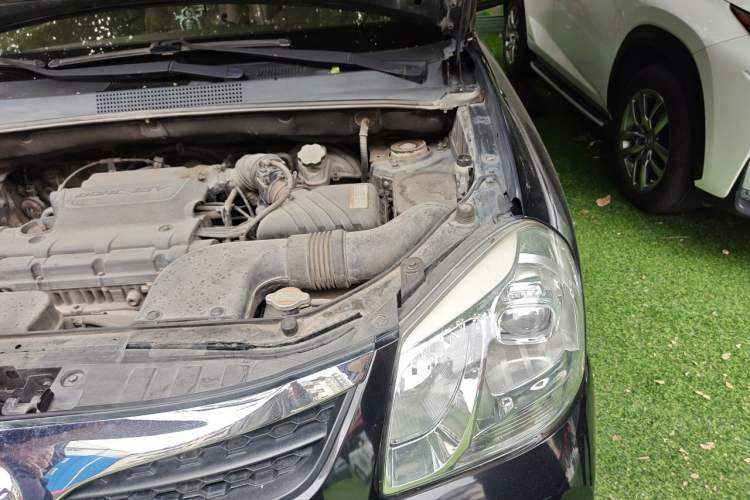 Used Hyundai Tucson 2013 2.0L Manual Two-Wheel Drive Fashion Edition Engine Bay Left