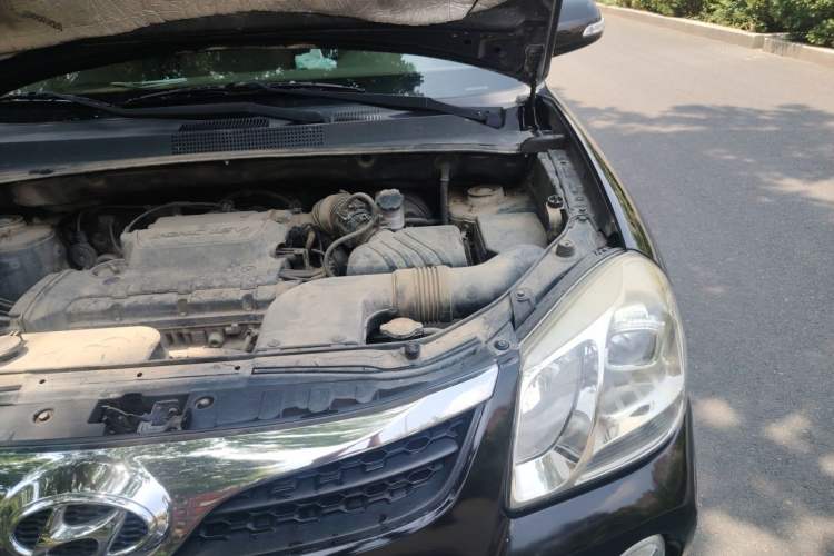 Used Hyundai Tucson 2013 2.0L Manual Two-Wheel Drive Fashion Edition Engine Bay Left