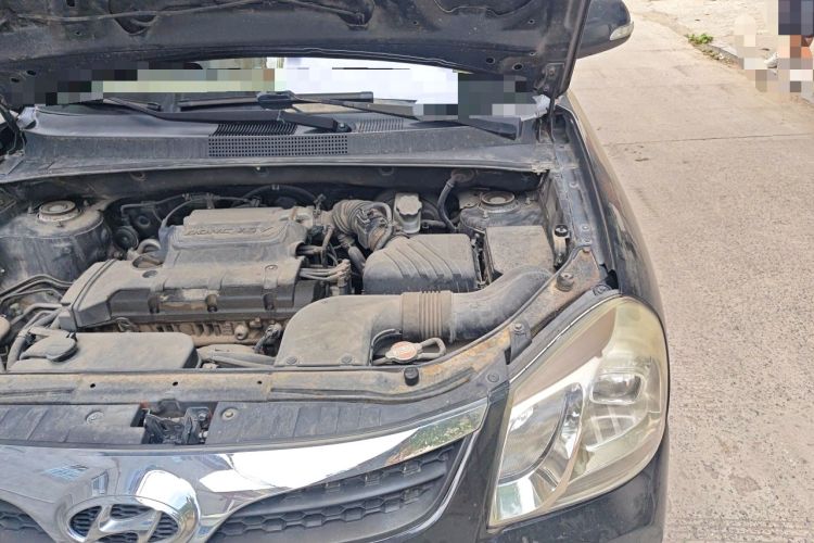 Used Hyundai Tucson 2013 2.0L Manual Two-Wheel Drive Fashion Edition Engine Bay Left