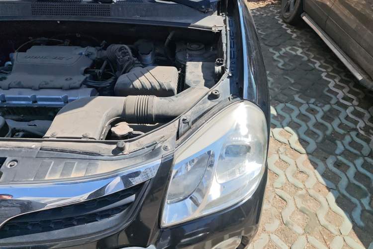 Used Hyundai Tucson 2013 2.0L Manual Two-Wheel Drive Fashion Edition Engine Bay Left