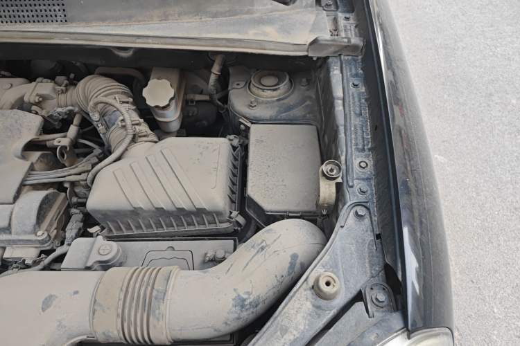 Used Hyundai Tucson 2013 2.0L Manual Two-Wheel Drive Fashion Edition Engine Bay Left