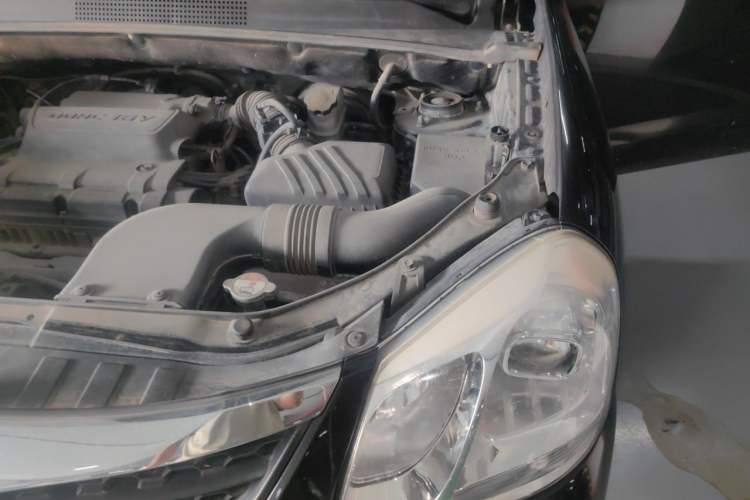 Used Hyundai Tucson 2013 2.0L Manual Two-Wheel Drive Fashion Edition Engine Bay Left