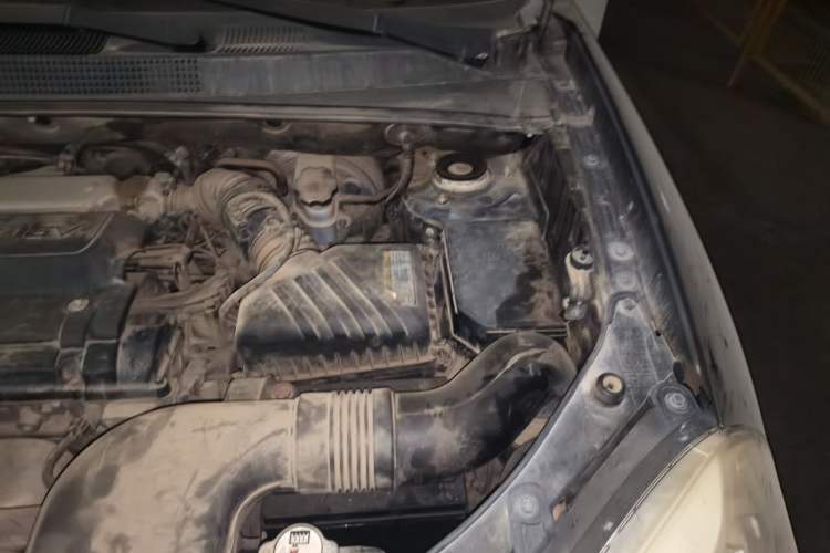 Used Hyundai Tucson 2013 2.0L Manual Two-Wheel Drive Fashion Edition Engine Bay Left