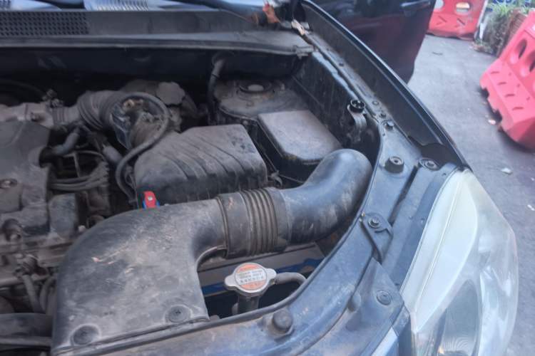 Used Hyundai Tucson 2013 2.0L Manual Two-Wheel Drive Fashion Edition Engine Bay Left