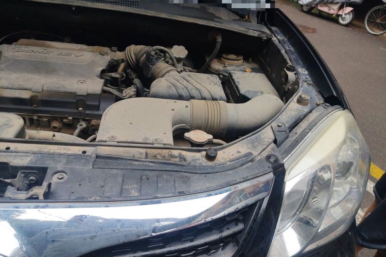 Used Hyundai Tucson 2013 2.0L Manual Two-Wheel Drive Fashion Edition Engine Bay Left
