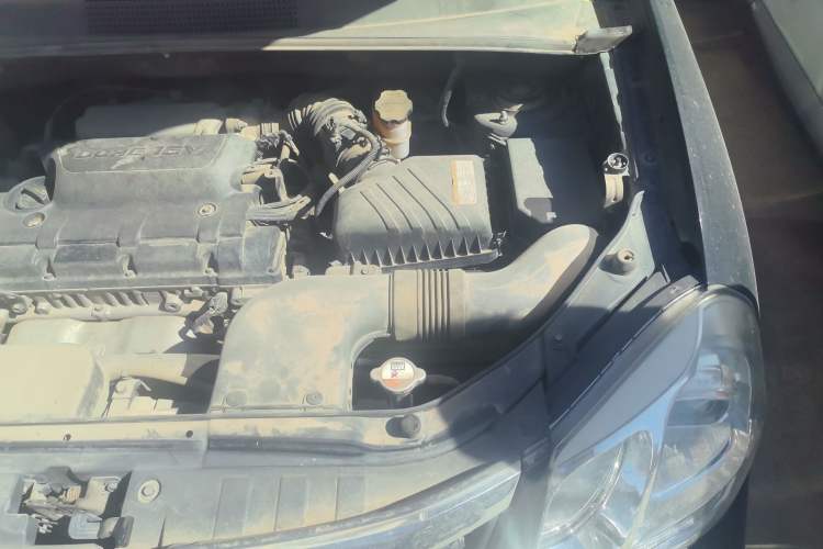 Used Hyundai Tucson 2013 2.0L Manual Two-Wheel Drive Fashion Edition Engine Bay Left
