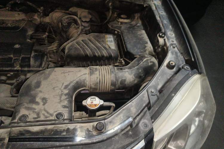 Used Hyundai Tucson 2013 2.0L Manual Two-Wheel Drive Fashion Edition Engine Bay Left