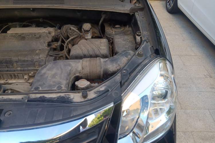 Used Hyundai Tucson 2013 2.0L Manual Two-Wheel Drive Fashion Edition Engine Bay Left