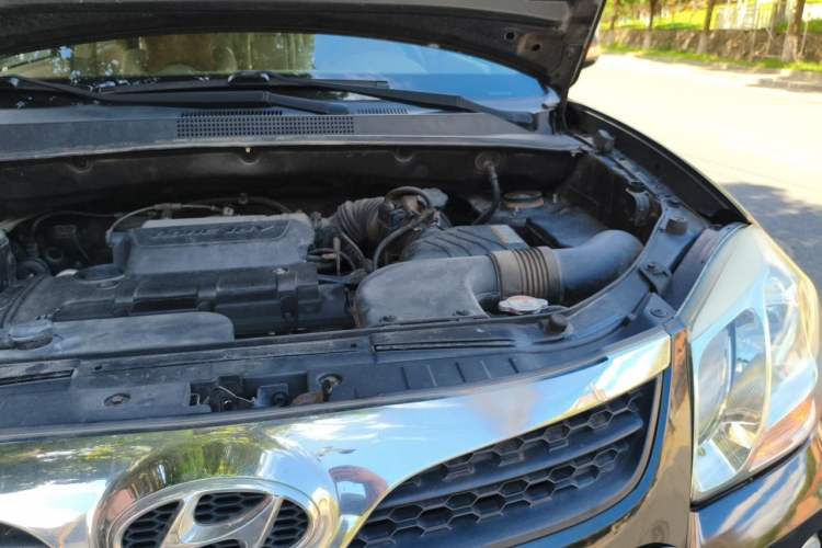 Used Hyundai Tucson 2013 2.0L Manual Two-Wheel Drive Fashion Edition Engine Bay Left
