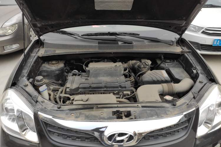 Used Hyundai Tucson 2013 2.0L Manual Two-Wheel Drive Fashion Edition Engine Bay