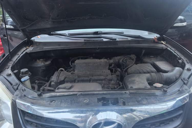 Used Hyundai Tucson 2013 2.0L Manual Two-Wheel Drive Fashion Edition Engine Bay
