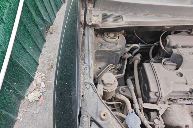 Used Hyundai Tucson 2013 2.0L Manual Two-Wheel Drive Fashion Edition Engine Bay Right