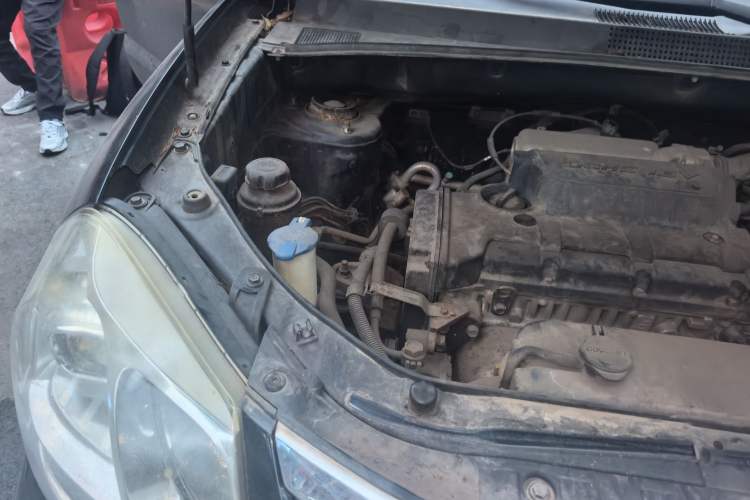 Used Hyundai Tucson 2013 2.0L Manual Two-Wheel Drive Fashion Edition Engine Bay Right