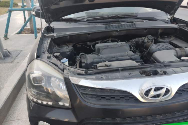 Used Hyundai Tucson 2013 2.0L Automatic Two-Wheel Drive Comfort Version Engine Bay Right