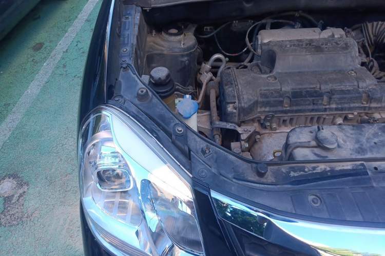 Used Hyundai Tucson 2013 2.0L Manual Two-Wheel Drive Fashion Edition Engine Bay Right