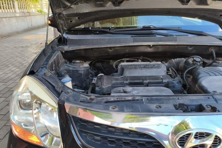 Used Hyundai Tucson 2013 2.0L Manual Two-Wheel Drive Fashion Edition Engine Bay Right