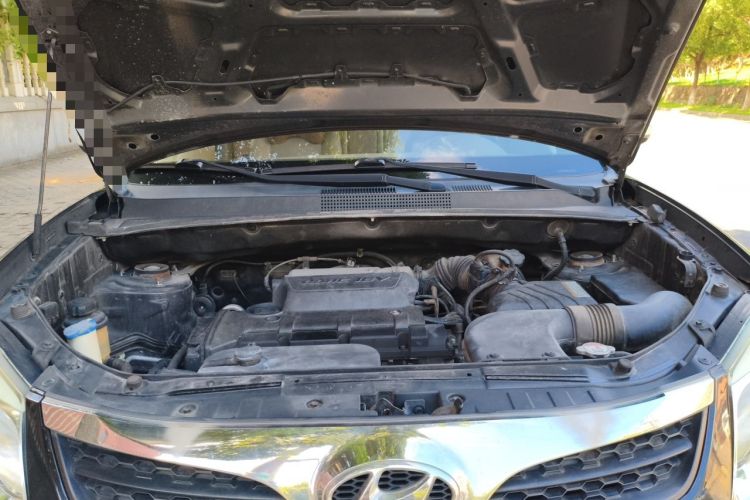 Used Hyundai Tucson 2013 2.0L Manual Two-Wheel Drive Fashion Edition Engine Bay