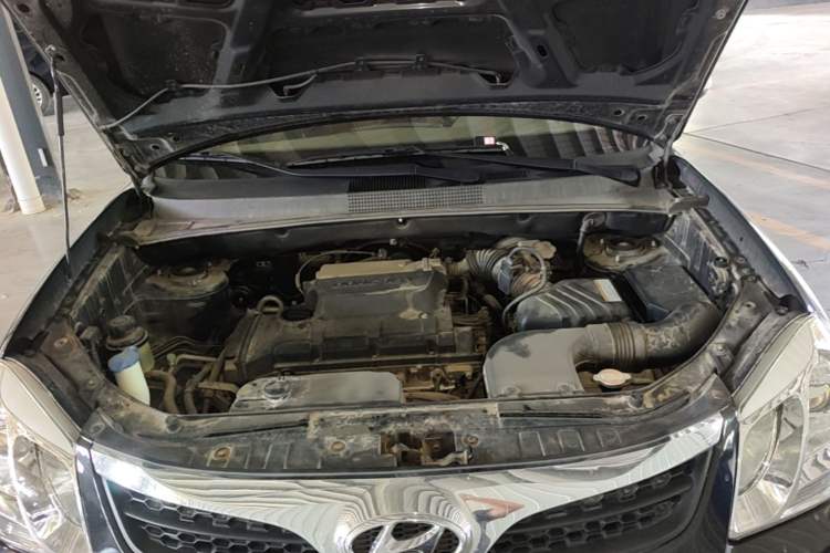 Used Hyundai Tucson 2013 2.0L Manual Two-Wheel Drive Fashion Edition Engine Bay