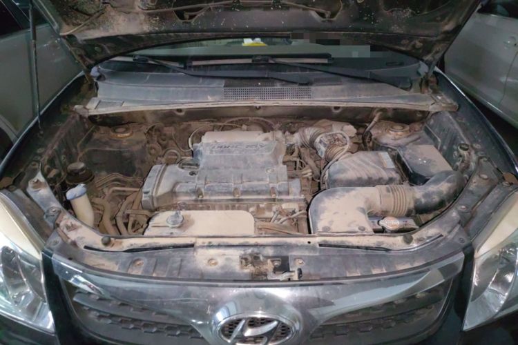 Used Hyundai Tucson 2013 2.0L Manual Two-Wheel Drive Fashion Edition Engine Bay