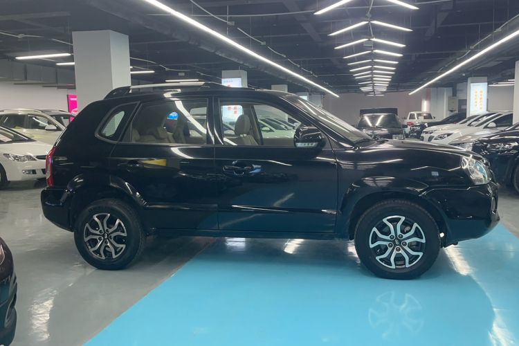 Used Hyundai Tucson 2013 2.0L Manual Two-Wheel Drive Fashion Edition Exterior 2