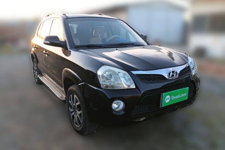 Used Hyundai Tucson 2013 2.0L Manual Two-Wheel Drive Fashion Edition Front Right 45 Deg