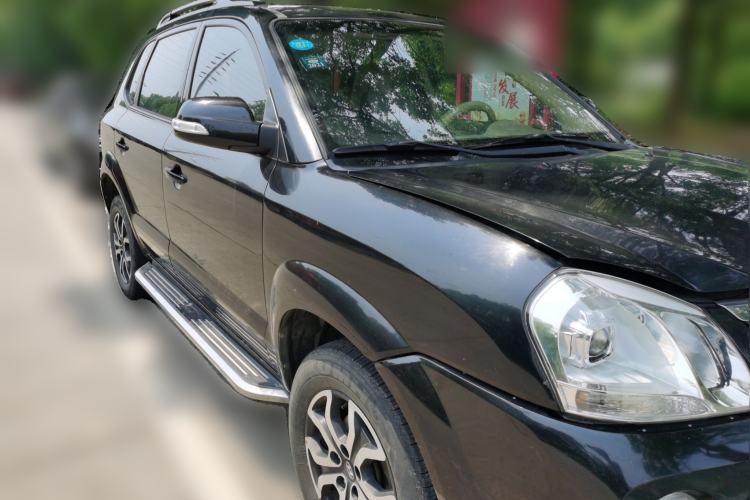 Used Hyundai Tucson 2013 2.0L Manual Two-Wheel Drive Fashion Edition Front Right 45 Deg