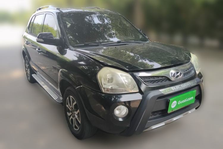 Used Hyundai Tucson 2013 2.0L Manual Two-Wheel Drive Fashion Edition Front Right 45 Deg