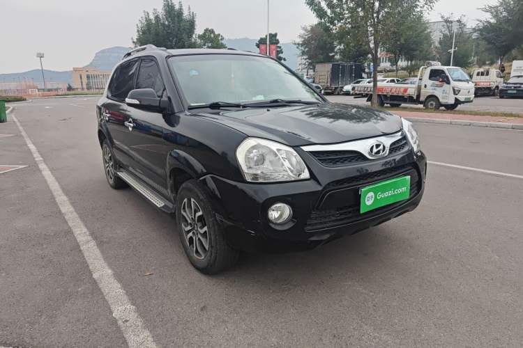 Used Hyundai Tucson 2013 2.0L Manual Two-Wheel Drive Fashion Edition Front Right 45 Deg