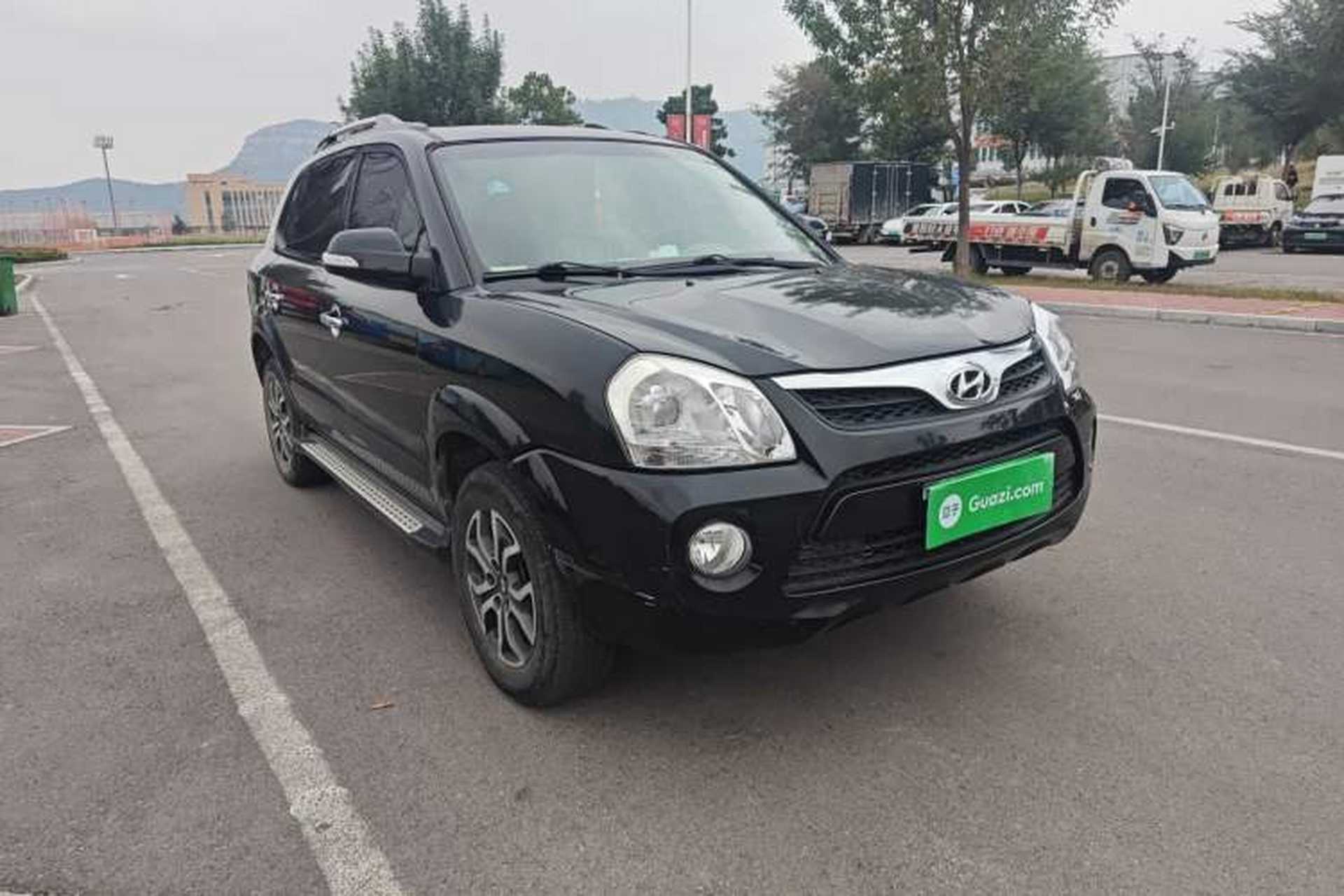 Used Hyundai Tucson 2013 2.0L Manual Two-Wheel Drive Fashion Edition Front Right 45 Deg