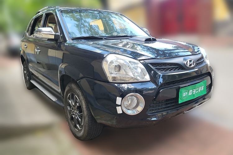 Used Hyundai Tucson 2013 2.0L Manual Two-Wheel Drive Fashion Edition Front Right 45 Deg