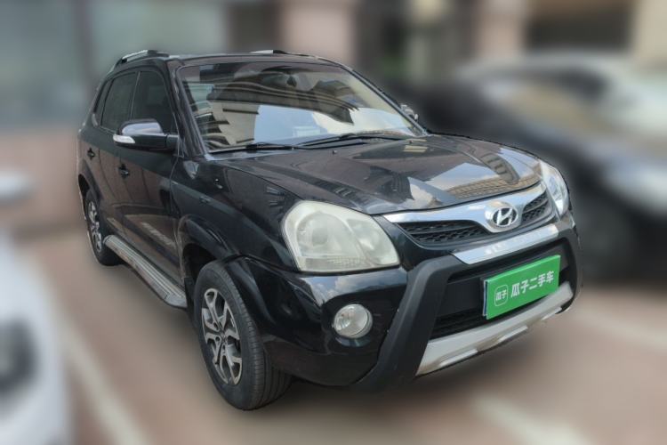 Used Hyundai Tucson 2013 2.0L Manual Two-Wheel Drive Fashion Edition Front Right 45 Deg