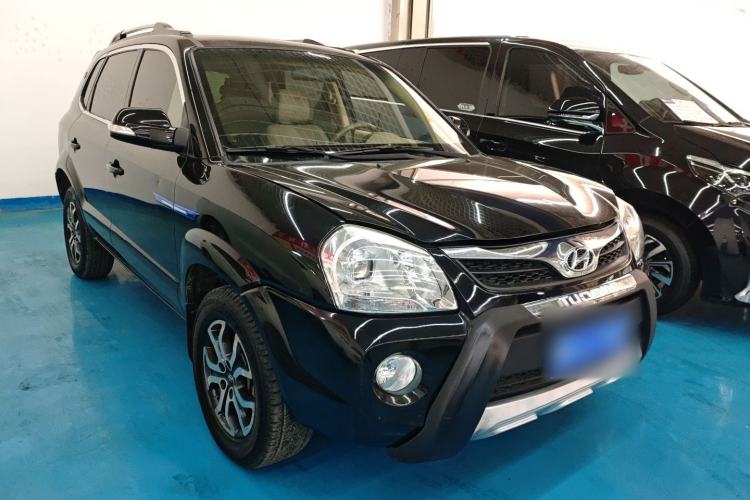 Used Hyundai Tucson 2013 2.0L Manual Two-Wheel Drive Fashion Edition Front Right 45 Deg