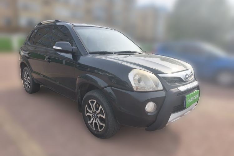 Used Hyundai Tucson 2013 2.0L Manual Two-Wheel Drive Fashion Edition Front Right 45 Deg