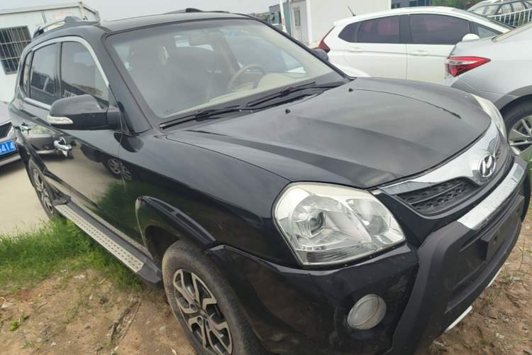 Used Hyundai Tucson 2013 2.0L Manual Two-Wheel Drive Fashion Edition Front Right 45 Deg